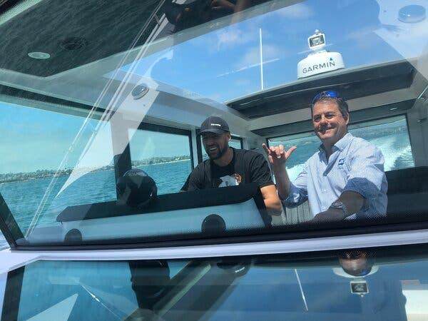 1635069349079041349.jpg 22nba-klay-boat-articleLarge.jpg